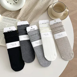 Women's solid color ruffle mid-tube socks comfortable cotton slouch socks detail view