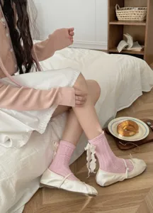 Chaussettes lolita roses douces avec nœud ruban à l'arrière et bordure en dentelle.