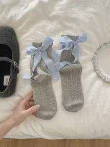 Chaussettes mi-hautes en tricot gris avec rubans nœud bleu clair, style Lolita doux et respirant.
