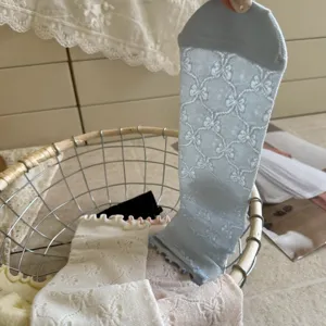 Detaillierte Ansicht der Spitzensocken mit feiner Netzstruktur und Retro Stil.
