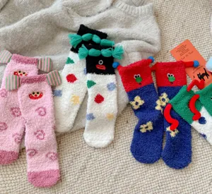 Chaussettes douces brodées d'hiver en polaire corail détail avec des motifs mignons colorés.