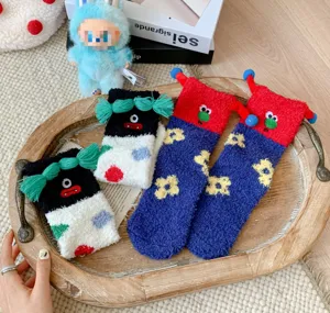 Chaussettes mi-hautes d'hiver en velours corail avec motifs drôles de monstres et de clowns brodés.