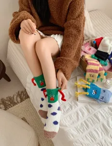 Chaussettes douillettes en polaire corail avec broderie de monstres drôles pour l'hiver.