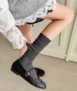 Koreaanse stijl vrouwen herfst grijze geribbelde sokken gecombineerd met zwarte Mary Jane schoenen.