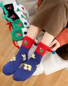 Chaussettes douillettes en polaire corail avec design de clown rigolo pour femmes.