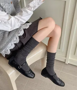 Herbst dames effen geribbelde kuitkousen met zwarte Mary Jane schoenen detailansicht