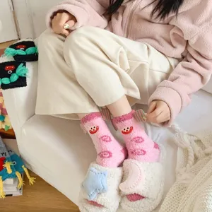 Chaussettes mi-hautes en molleton rose corail avec broderie clown, parfaites pour l'hiver.
