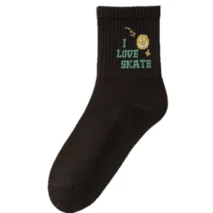 Μαύρες ανδρικές κάλτσες με I love skate κείμενο και πλεκτό χαμογελαστό πρόσωπο ωραίο.