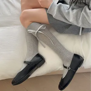 Herfst grijze kuitkousen voor dames met witte strik en zwarte platte ballerina schoenen
