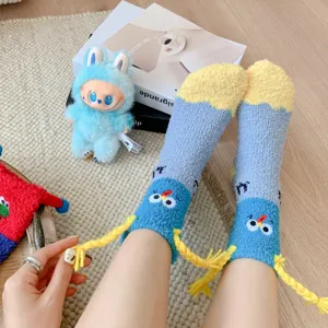 Chaussettes d'hiver douillettes en polaire corail avec broderie drôle et tresses mignonnes.