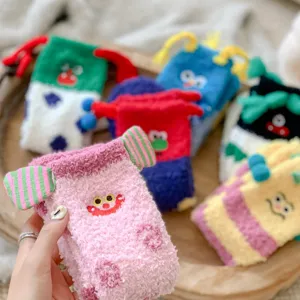 Chaussettes d'hiver douces en polaire corail avec broderie drôle et jolies oreilles 3D.