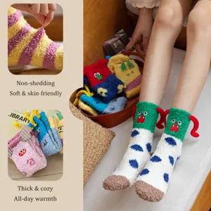 Chaussettes d'hiver chaudes et douillettes pour femmes avec broderie amusante et polaire.