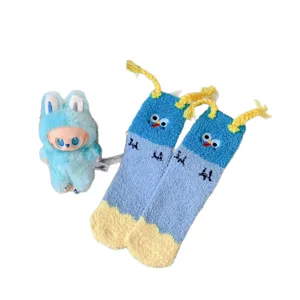 Chaussettes femme en polaire corail bleue mignonne avec broderie drôle et tresses, ensemble peluche.