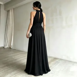 Detalles del vestido de noche negro con cuello halter y espalda plisada elegante.