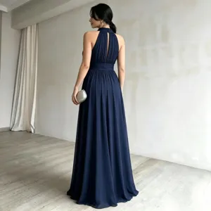 Vista detallada del vestido de noche azul marino sin mangas con espalda elegante y larga.