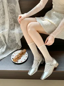 Vue détaillée de chaussettes mi-cœur fines pour femmes avec dentelle blanche élégante.