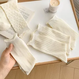 Chaussettes mi-hautes ajourées blanches pour femmes avec détails en dentelle, été.