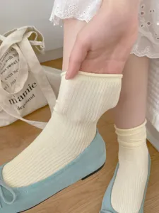 Calzini medi sottili da donna con risvolto arrotolato, cotone morbido e traspirante per la primavera.