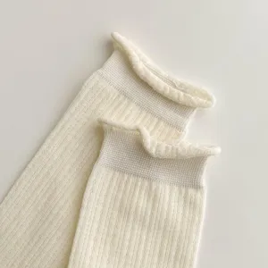 Vue détaillée de chaussettes ajourées blanches pour femmes, style estival respirant.