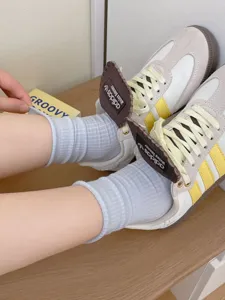 Calzini medi azzurri da donna con bordo arrotolato, traspiranti per uso quotidiano.