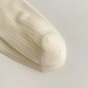 Détail de tricot fin des chaussettes blanches respirantes, texture douce pour été.