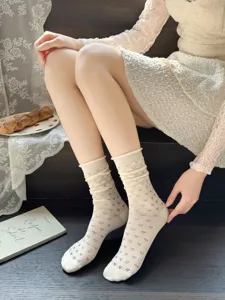 Vue détaillée chaussettes fines en résille à cœur pour femmes, mi-bas en dentelle blanche.