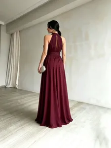 Elegante vestido de noche burdeos con cuello halter, vestido largo plisado sin mangas.