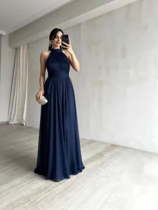 Elegante vestido de noche largo azul marino con cuello halter, maxi vestido sin mangas.