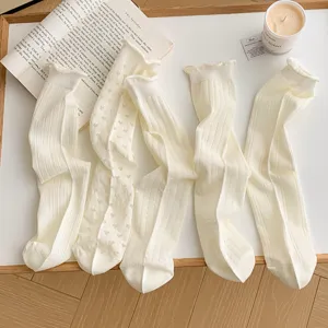 Chaussettes slouch en dentelle blanche pour femmes, mi-mollet respirantes, style japonais chic.