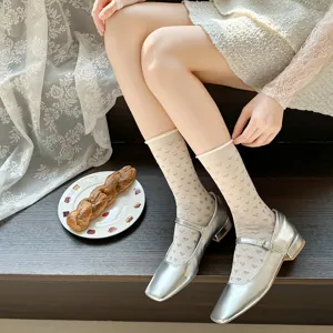 Chaussettes mi-mollet transparentes ajourées pour femmes avec jolies chaussures