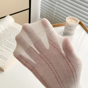 Chaussettes mi-tubes blanches en résille pour femmes, respirantes et ajourées d'été.