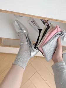 Vista dettagliata di calzini a tubo medio a costine da donna con scarpe in pelle.