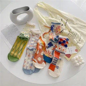 Transparente Damen Netzsocken mit Blumenmuster, sommerliche dünne Feinstrumpfwaren glänzend.