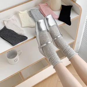 Calzini medi slouchy carini da donna con scarpe Mary Jane argentate, comodi e traspiranti.