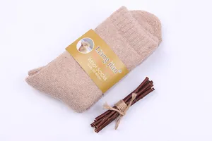 Gros plan détaillé de chaussettes d'hiver épaisses en laine avec bande de papier.