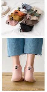 Süße Cartoon bestickte Damen Kurzsocken und bequeme atmungsaktive flache Sommersocken.