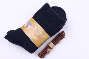 Détail de chaussettes en laine épaissies d'hiver avec texture de tricot grossier bleu foncé.