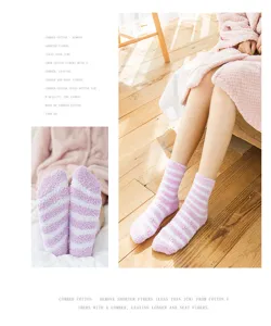 Chaussettes de maison douillettes rayées en polaire corail pour femme, hiver chaud.