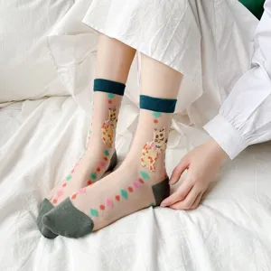 Detailansicht der transparenten Damensocken aus Kristalseide mit Katzen- und Rautenmuster.