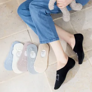 Gedetailleerd shot van zomerse onzichtbare dames sokken met schattige beren borduursel anti-slip.