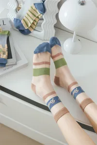 Transparente Kristallseide Halbsocken mit bunten Streifen und modernem Buchstaben-Design.