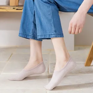 Detailopname van ademende onzichtbare sneakersokken voor dames met schattig borduurwerk.