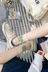Frühling Sommer Damen dünne Kristallseide transparente Netz Socken Detailansicht auf Metallbank