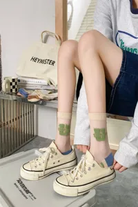 Dünne transparente Glaseide Sommer Socken für Damen mit grüner Buchstaben Stickerei Mode