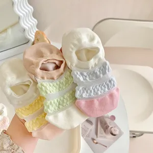 Detailopname van ademende damessokken met mesh en lage uitsnede in leuke pastelkleuren.
