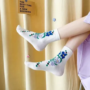 Floral checkered mid-tube socks detail view, white cotton women socks with cute flower design.
