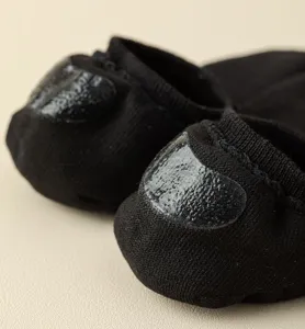 Detailopname van de zwarte damessok hiel met antislip siliconen gripontwerp voor comfort.
