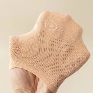 Close-up detail van dames zomer ademende mesh bootsokken met zachte elastische stofkwaliteit.