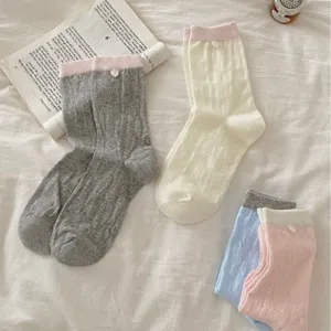 Calcetines de media pantorrilla de malla estilo japonés con lindo accesorio de botón de corazón.