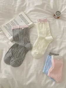 Calcetines de malla estilo japonés para mujer, puños de contraste y botones de corazón. Suaves.